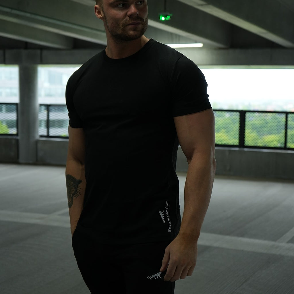 Sort t-shirt, træning, slim fit, minimalistisk, dansk mærke
