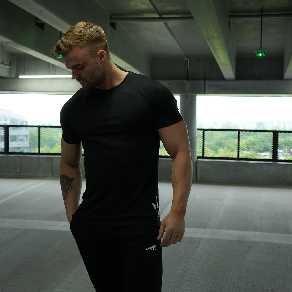 Sort t-shirt, træning, slim fit, minimalistisk, dansk mærke