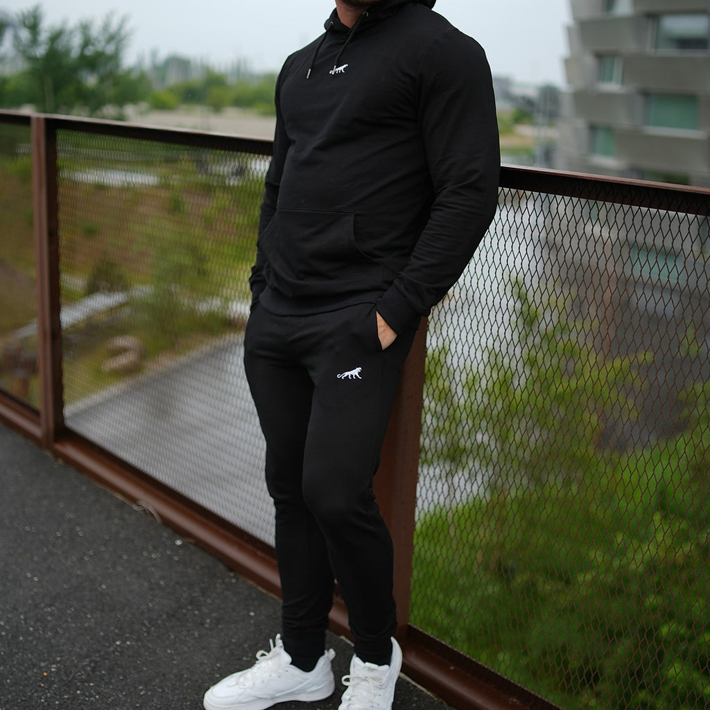 Sorte træningsbukser/sweatpants med hvidt broderet logo