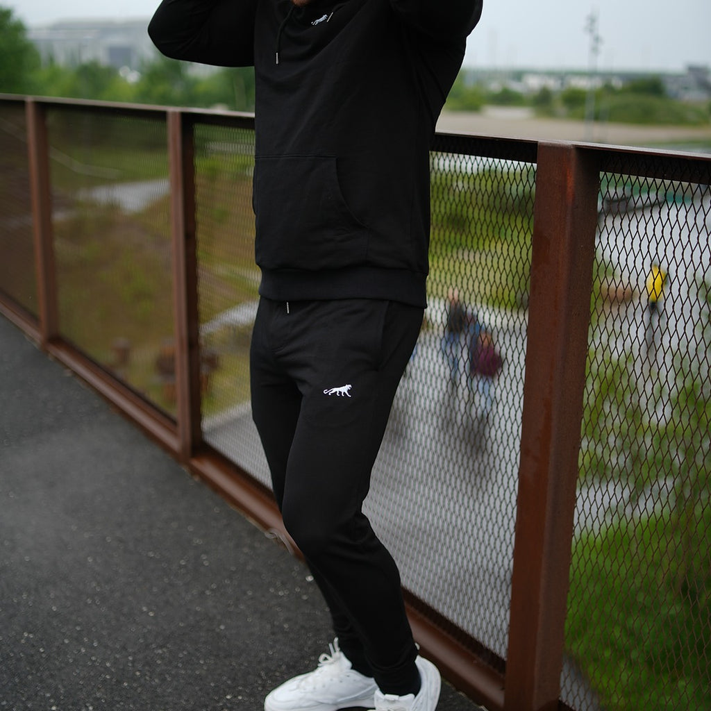 Sorte træningsbukser/sweatpants med hvidt broderet logo