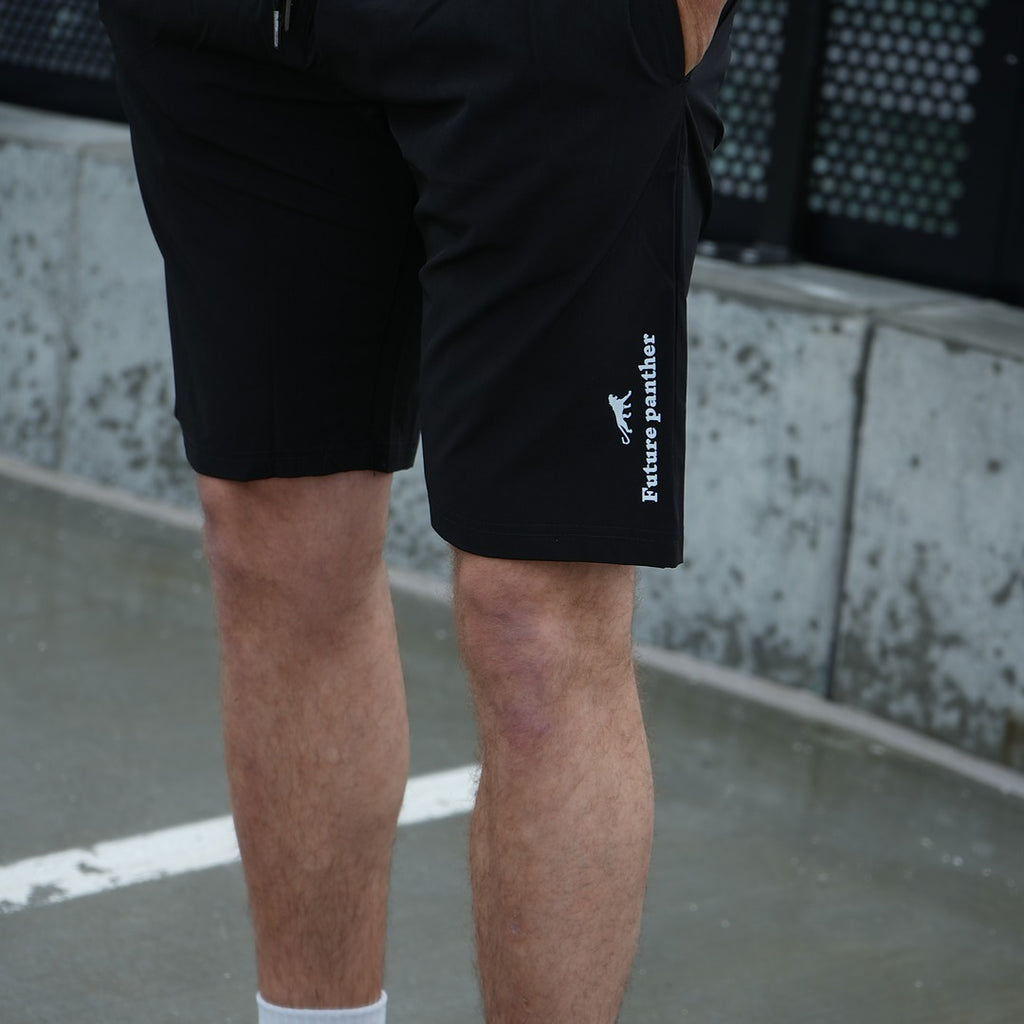 Sorte træningsshorts i polyester med logo på siden
