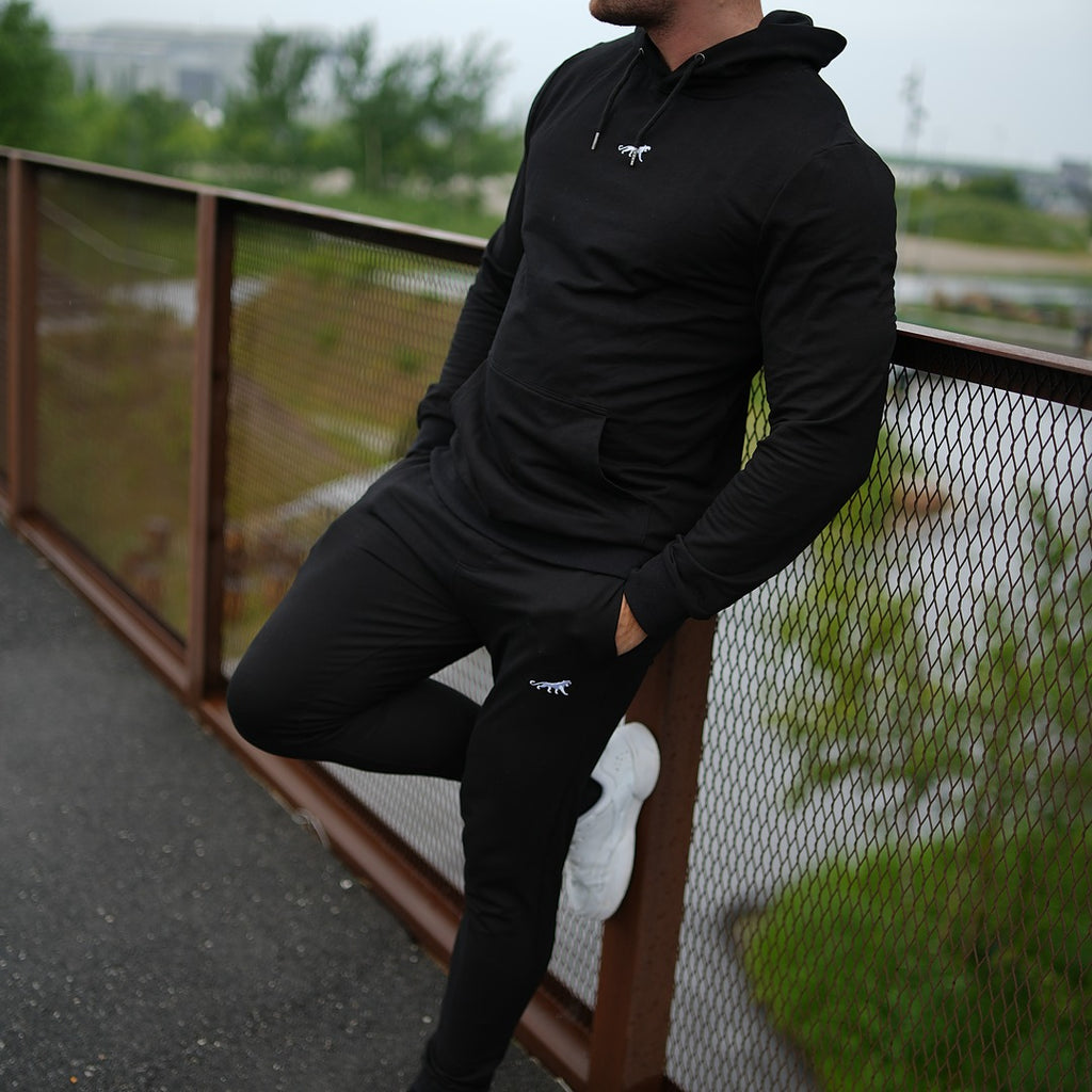 Sorte træningsbukser/sweatpants med hvidt broderet logo