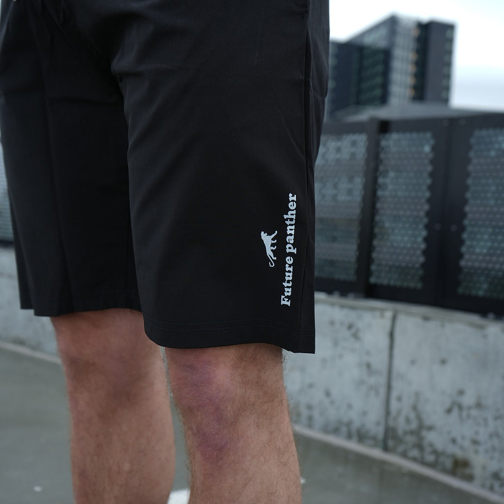Sorte træningsshorts i polyester med logo på siden