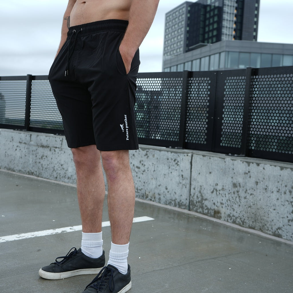 Sorte træningsshorts i polyester med logo på siden